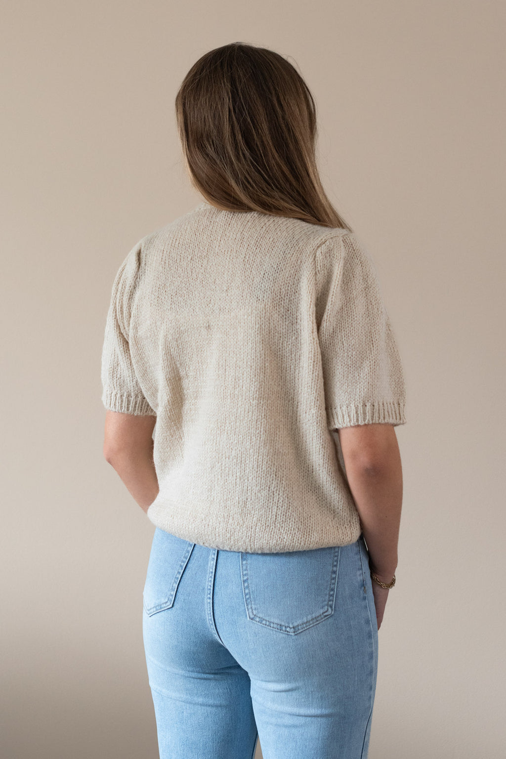 Basic shirt met pofmouwen – Beige